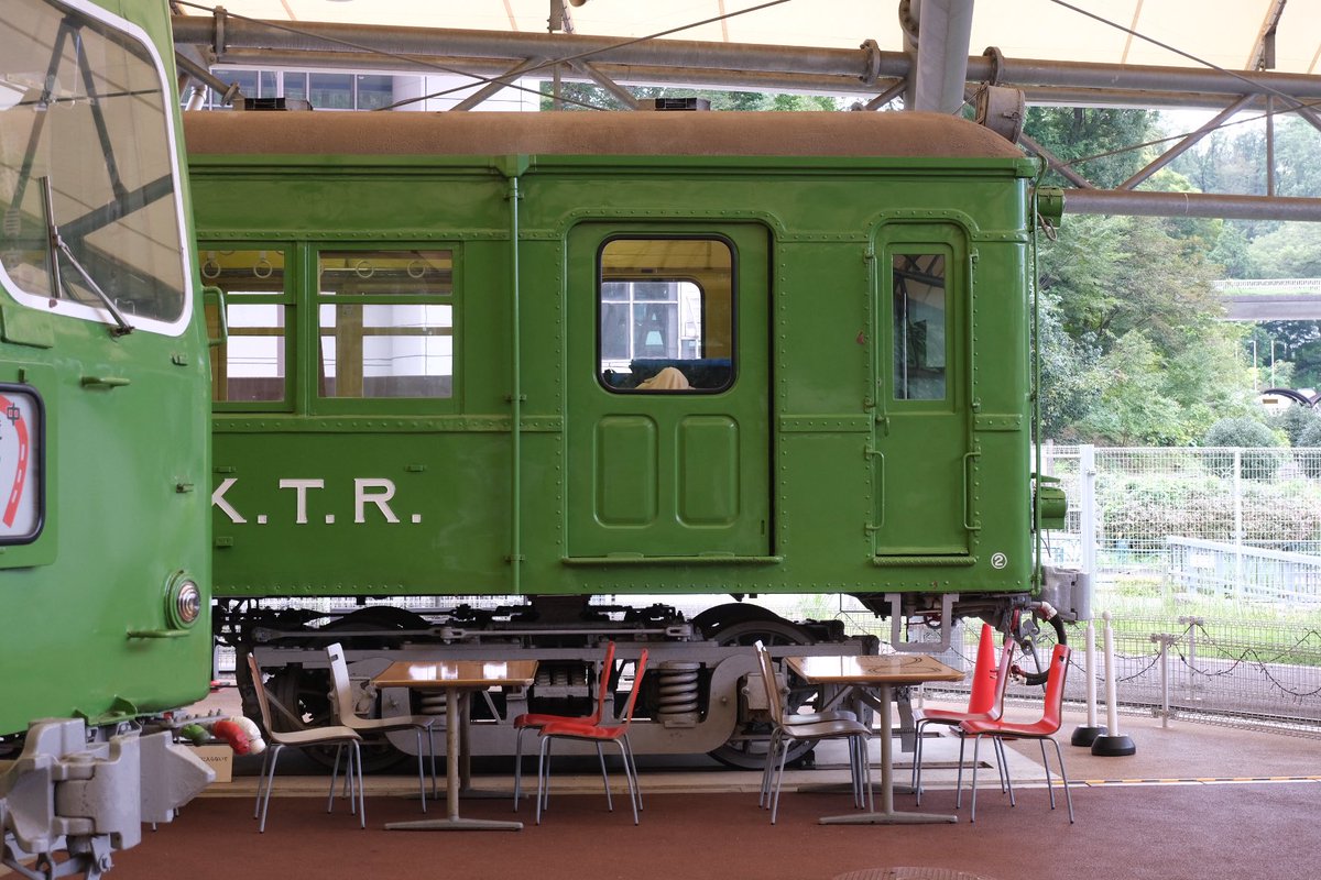 Ardu1Rj's tweet photo. 京王れーるランドのデハ2410
車内はきっとニス塗りだったのでしょうが引退する頃に最新だった5000系に合わせた色合いのペンキ塗りになっていて、「KTR」の車内スピーカーも付いています。路線も沿線も急激に発展してあっという間に時代に合わなくなった旧型車の最後の頑張りをここに見るようです。 https://t.co/UYIag7j5Um