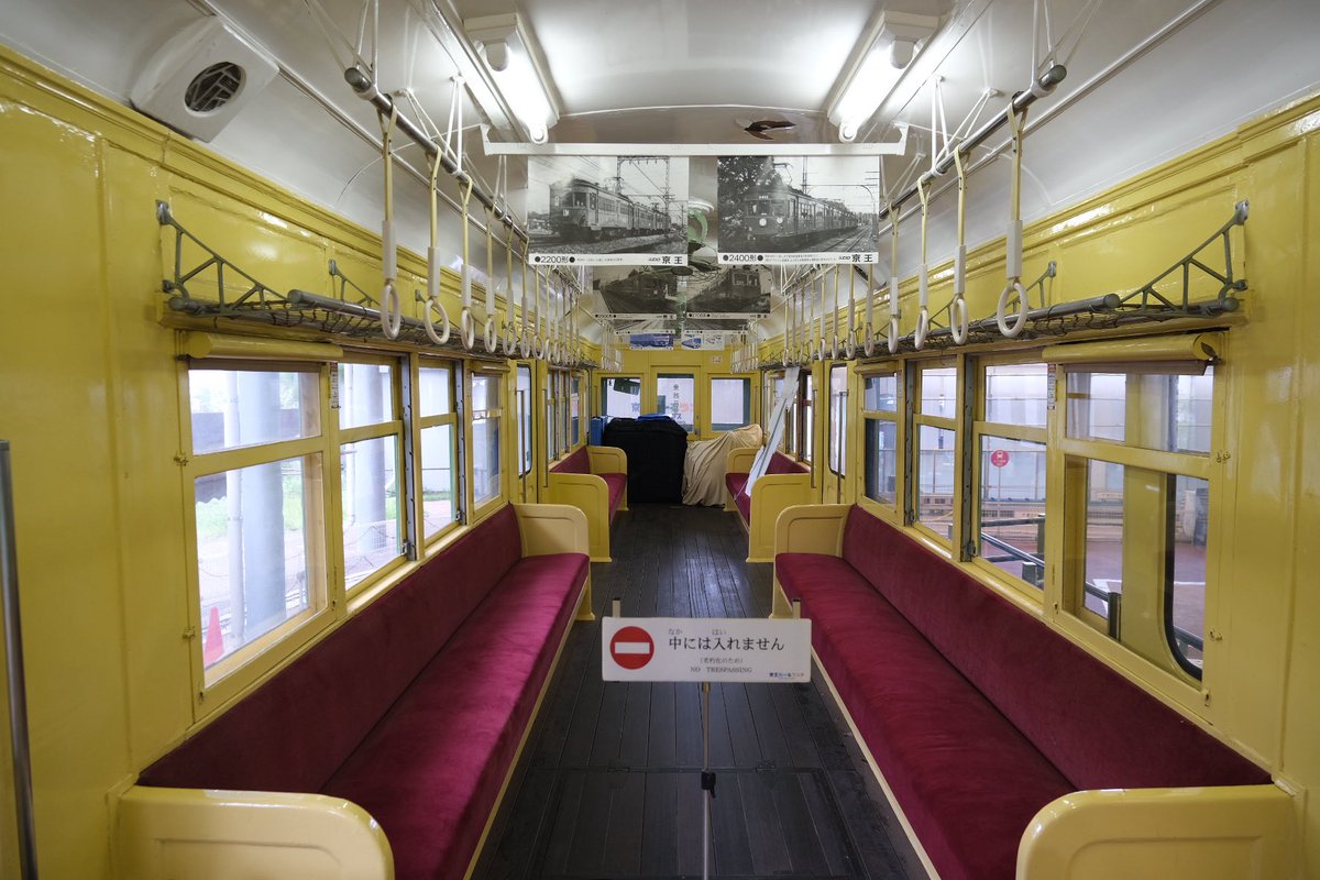 Ardu1Rj's tweet photo. 京王れーるランドのデハ2410
車内はきっとニス塗りだったのでしょうが引退する頃に最新だった5000系に合わせた色合いのペンキ塗りになっていて、「KTR」の車内スピーカーも付いています。路線も沿線も急激に発展してあっという間に時代に合わなくなった旧型車の最後の頑張りをここに見るようです。 https://t.co/UYIag7j5Um