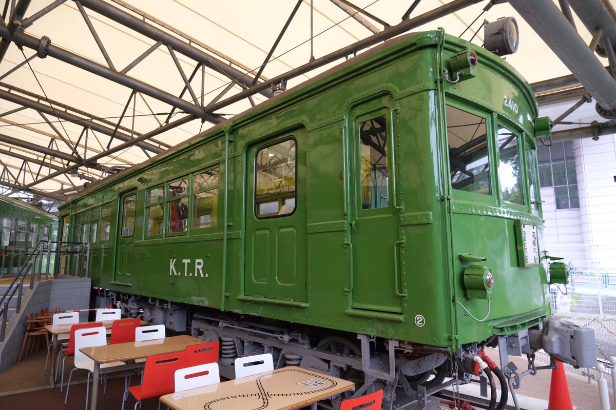 Ardu1Rj's tweet photo. 京王れーるランドのデハ2410
車内はきっとニス塗りだったのでしょうが引退する頃に最新だった5000系に合わせた色合いのペンキ塗りになっていて、「KTR」の車内スピーカーも付いています。路線も沿線も急激に発展してあっという間に時代に合わなくなった旧型車の最後の頑張りをここに見るようです。 https://t.co/UYIag7j5Um