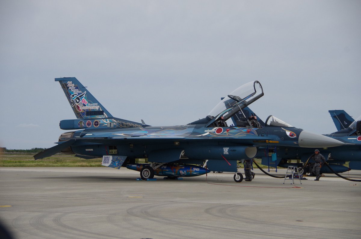 mako_toy's tweet photo. 日曜の航空祭にせっかくカメラを持って行ったのに、動画で手いっぱいで20枚も撮影してなかった中から何枚か。
１：朝のブルーインパルス
２：石巻市の観光大使（石巻市のブース）
３：スペシャルマーキング仕様のF2
４：垂直尾翼のマーキング https://t.co/bcEtsfDiGh