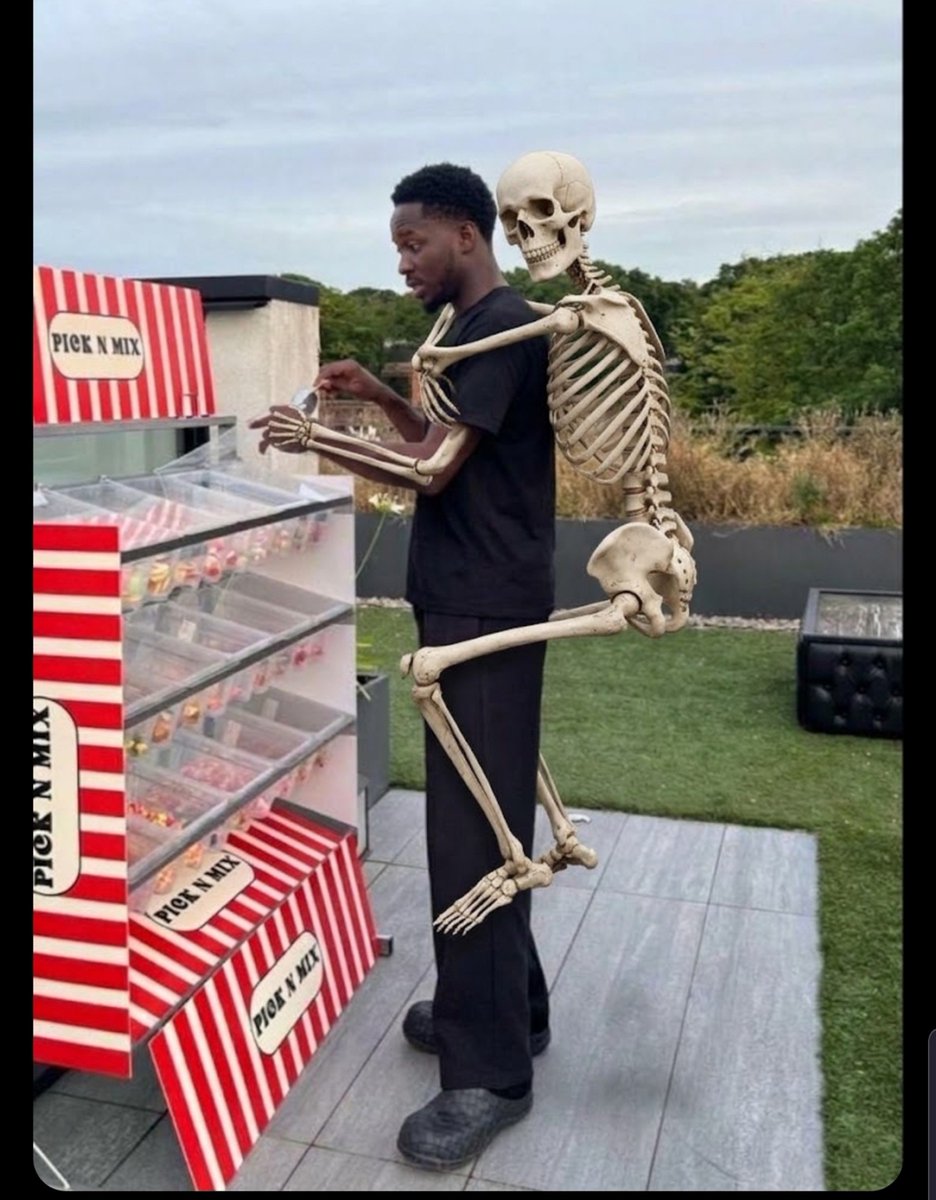 AJSMILE911's tweet photo. Mr eazi  dey try o😫😫 https://t.co/XdfVklddWe