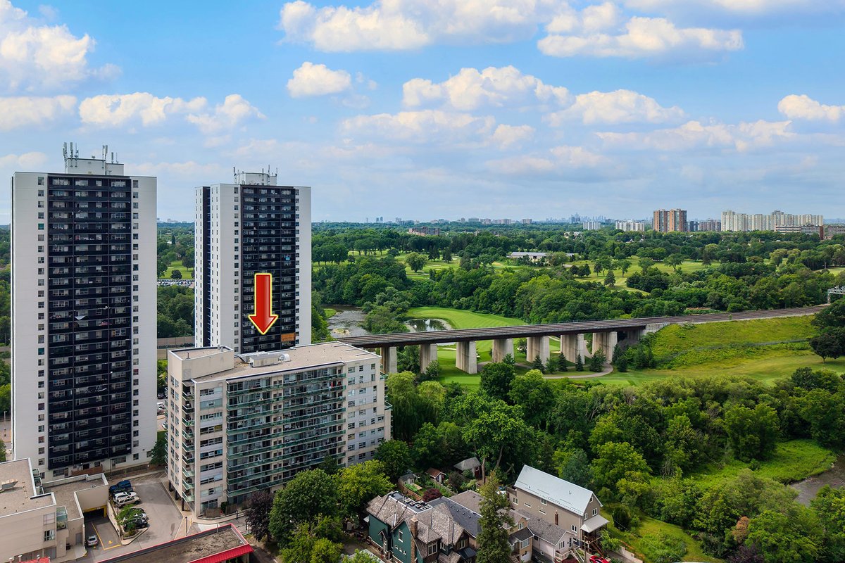 360virtual's tweet photo. Bright 650+ sq.ft. 1+1 bedroom suite in a quiet low-rise complex backed against the Humber River in a prime location directly across from the Superstore at Hwy 401 &amp; Weston....

$299,900 | MLS W13813762

#TorontoCondos #TorontoRealEstate #CondoPhotography #RealEstatePhotography https://t.co/sVu2efg2lu