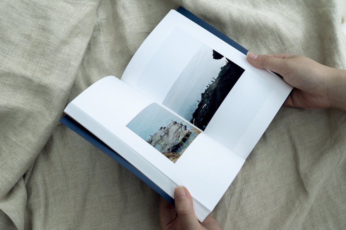 natsusomarefilm's tweet photo. やっとお知らせできます！📖
ナツソマレの製本サービスが本日プレオープンしました！
写真や言葉を選んで、箔押しの表紙をまとった自分だけの一冊に。1冊からお作りします。
まずはプレ価格・数量限定での受付です。大切な写真を本にする楽しさを、ぜひのぞいてみてください☁️
https://t.co/WP9K1lTCa4 https://t.co/rsivEOh58t