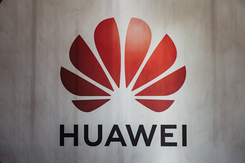 nextinpact's tweet photo. ☕️ Huawei et Qualcomm font affaire malgré les restrictions américaines Suite sur Next.​ink https://t.co/KlKk08w0bt