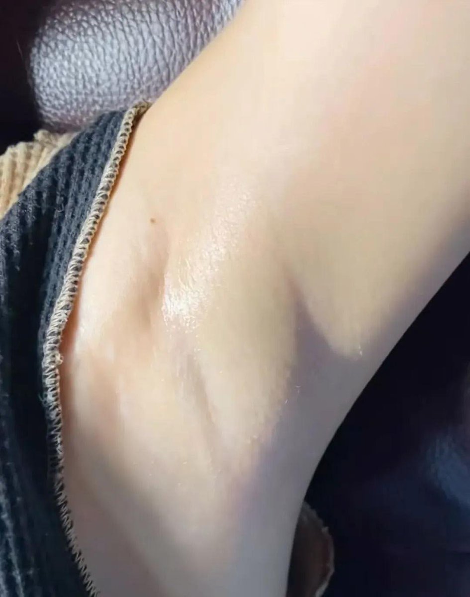 Lunarzj8's tweet photo. Girrrrrrl, this bottle is not leaving my shower 😭
finally wearing sleeveless after 10 years. this kind of body wash helps smooth the look of rough spots and leaves a soft glow.