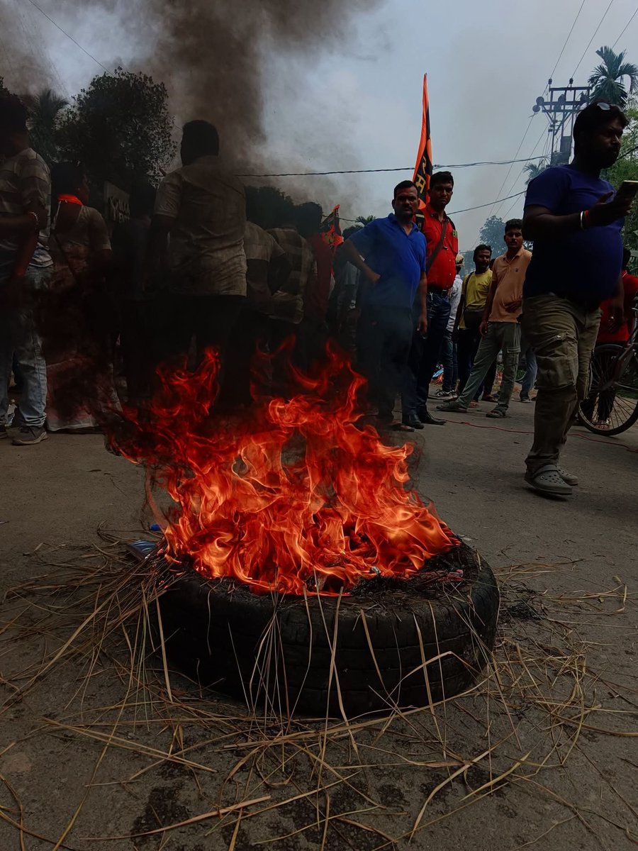 HinduVoice_in's tweet photo. #WestBengal

Love Jihad victim approached the Police as the Love Jihadi was blackmailing her. 

But, the Police didn't care. The Police didn't take any action. 

So the Hindu girl died by suicide. 

Some helpless Hindus are blocking road to show their anger. 

The incident is from #Duttapukur of North 24 Parganas district of West Bengal. 

#LoveJihad is killing Hindu girls in India.