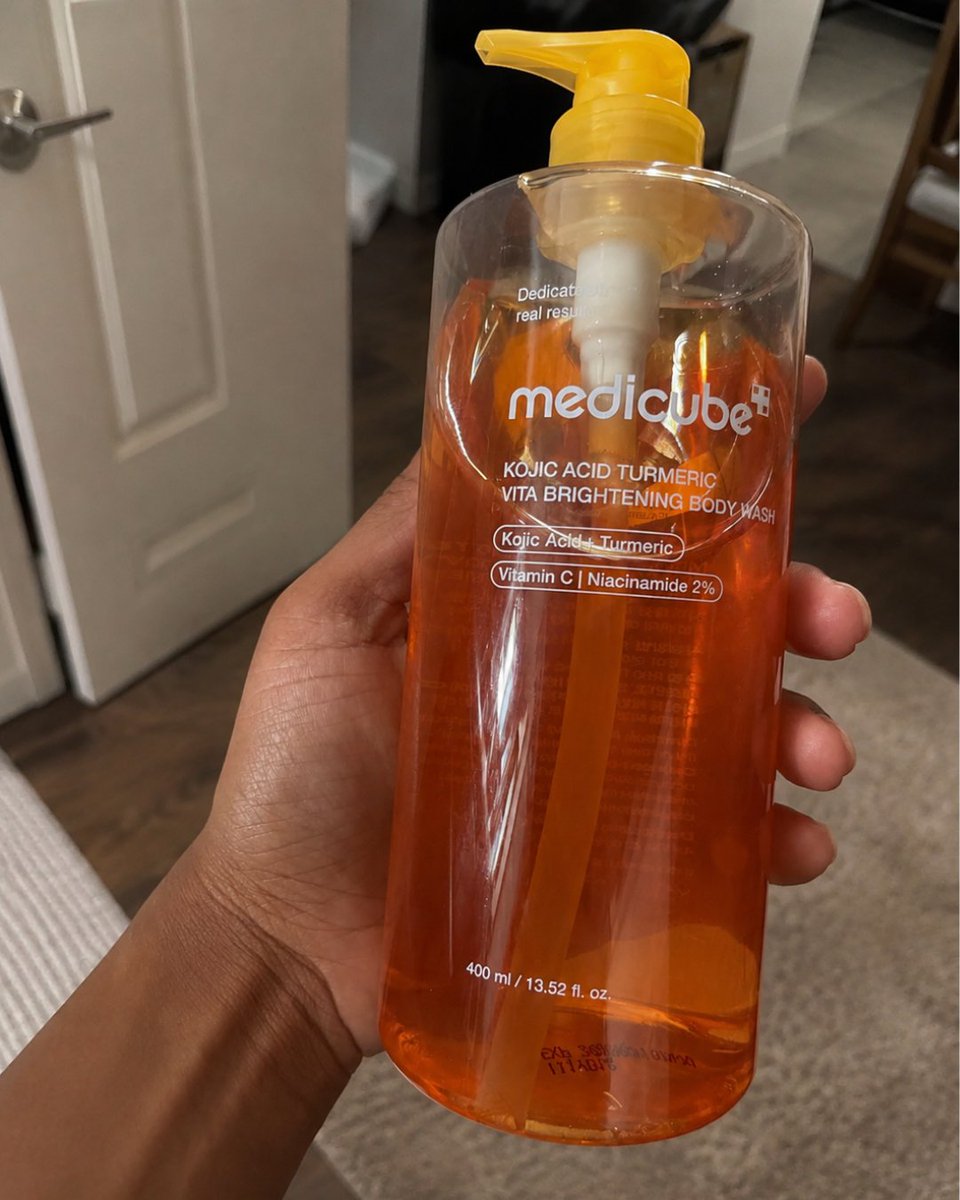 Lunarzj8's tweet photo. Girrrrrrl, this bottle is not leaving my shower 😭
finally wearing sleeveless after 10 years. this kind of body wash helps smooth the look of rough spots and leaves a soft glow.