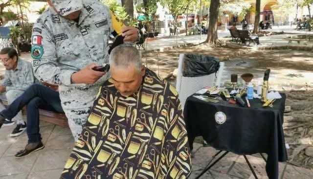 VigiaCiudadano7's tweet photo. Ya no están para defender al país, hoy gracias a un programa de la 4t, la guardia nacional está realizand actividades de cortar cabello, de reparar electrodomésticos y actos de primera necesidad para la población para facilitar la vida de el país entero, pero no se dan cuenta que le están quitando el trabajo al plomero, al peluquero al fontanero a cambió de un voto y así nos vamos a la quiebra todo México.