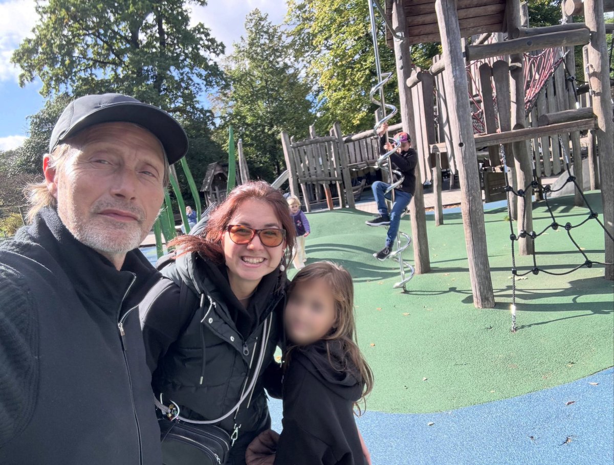 noforts's tweet photo. Mads pictured with a fan and her daughter at Copenhagen's zoo. 🐘🦒Mads was there with his granddaughter. https://t.co/4jeEXIiaXd