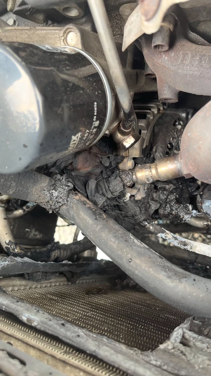Empress_Brymex's tweet photo. This happened after my car was serviced Yesterday 
Does anyone know what caused this? https://t.co/mmT5Wab3A0
