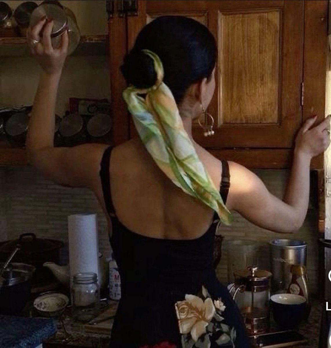 doe_deerr_'s tweet photo. Why people are seething 😂

I'm seeing quotes tweets on this post again and again

Most of the DU and JNU girls are from rural bg and they do read Dostoevsky 

So how did you guys were expecting her to dress up in in kitchen 😂

Like this 👇

Is this okay as per Dostoevsky and https://t.co/m2lkc4u1AY