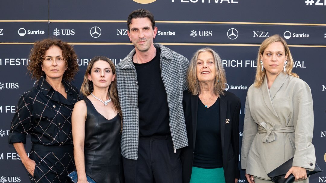 Rcoolmovies's tweet photo. This anthology film remains lightly tethered, the gut-wrenching moments, the complexities, the character sketches & the moments of togetherness are beautifully intertwined.
Die Ideen by #FabianStumm
@zurichfilmfest #ZFF2026
#ZurichFilmFestival
#MarenEggert #KatharinaStark https://t.co/OSuCDQp7D6