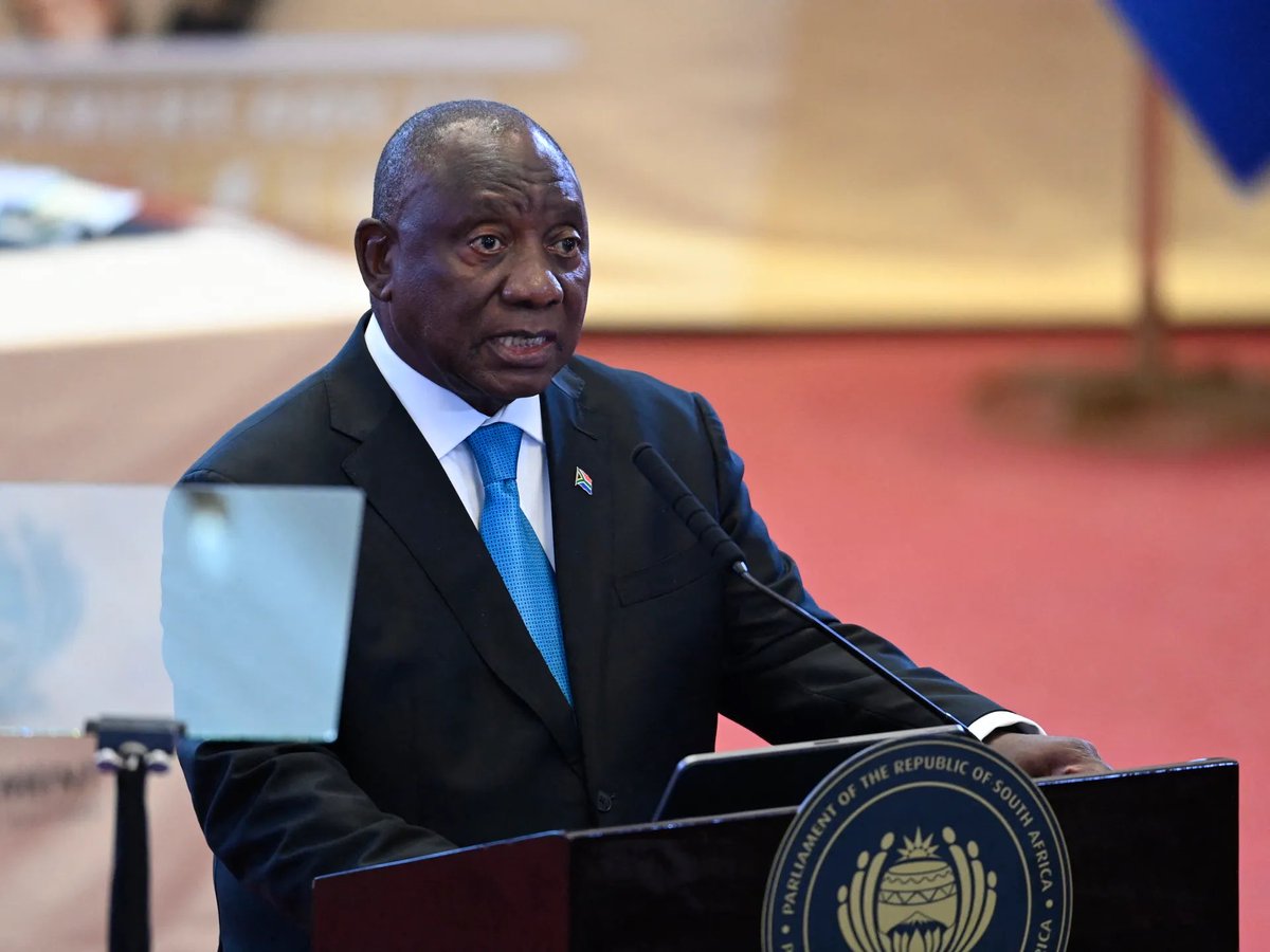 polo_kimanii's tweet photo. South African president.     Vs       Kenyan plesdent https://t.co/uDnLX3Xgb2