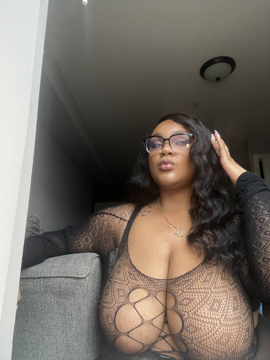 kayglamourr's tweet photo. you want my titties in your mouth that’s the real problem https://t.co/QsPWdPUvnG