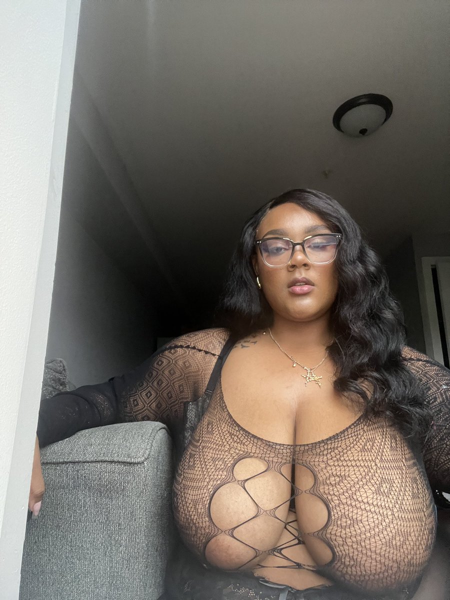 kayglamourr's tweet photo. you want my titties in your mouth that’s the real problem https://t.co/QsPWdPUvnG