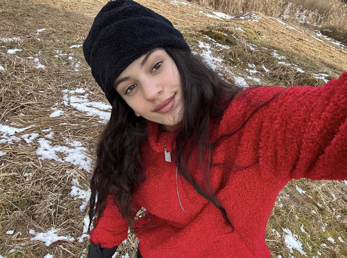 titiluxx's tweet photo. 🍂🧣rosalia 2022 https://t.co/cupnvQI31i