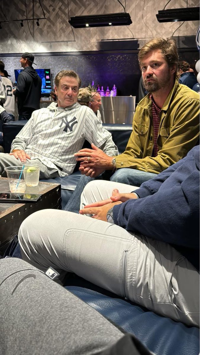 Michaelfv0u's tweet photo. A couple of actors in the house !!!! https://t.co/TiuTu1ggfI