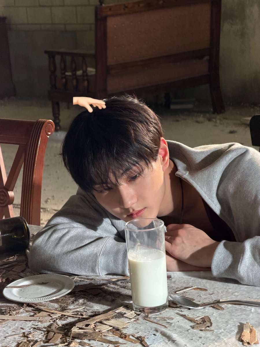 to_yjw's tweet photo. Jungwon cerita isi pikirannya ke Engene selama 3 jam dia ga bisa tidur, dan Jungwon juga ngasih saran ke Engene 🥺🫳🏻🫂💙

🐈 : oh iya, akhir akhir ini tuh aku susah tidur
Pernah suatu malam aku baring aja selama 3 jam sambil merem, terus kepikiran sesuatu
🐈 : dari pada aku habisin waktu mikirin gimana aku kelihatan dimata orang orang yang ga suka sama aku...kayaknya lebih baik aku mikirin...gimana caranya supaya orang orang yang suka dan sayang sama aku bisa ngerasa lebih bersyukur dan makin sayang sama aku
🐈 : aku baru baru ini kepikiran kalau kayaknya lebih bagus aku mikirin hal itu deh.
Setelah beberapa hari ngejalanin hidup dengan pikiran itu, aku jadi ngerasa setiap hari tuh jadi punya makna.
Mungkin memang susah, tapi aku saranin ke kalian buat coba hidup dengan cara kayak gitu

JUNGWON 🥺 kamu layak banget buat disayang banyak orang! Semoga hidup kamu selalu bahagia dan mudah, dan semoga selalu dikelilingi hal hal yang baik yaaa 🫂💙🫳🏻