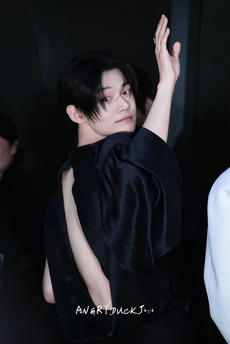 ynbnolabels's tweet photo. What soobin had in his mind while making yeonjun outfit:

he is real as fuck I can’t defend you anymore soobin https://t.co/QfrGB5VanP