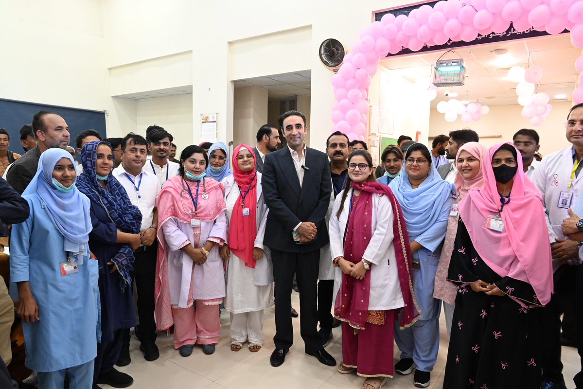 BBhuttoZardari's tweet photo. تھر بدلے گا پاکستان کا خواب تعبیر پا رہا ہے۔

ہر گزرتے دن کے ساتھ تھرپارکر چمک رہا ہے، آج تھر کول بلاک ون میں پاکستان کے پہلے کوئلہ خشک کرنے والے یونٹ اور بلاک ٹو میں کان کی توسیع کے تیسرے مرحلے کا افتتاح کیا۔ اس توسیع سے بلاک ٹو کی سالانہ پیداواری گنجائش ایک کروڑ 12 لاکھ ٹن ہوجائے گی، جس سے 1980 میگاواٹ بجلی کی پیداوار ممکن ہوگی۔

میں نے تھر فاؤنڈیشن اسپتال کا دورہ کیا اور طلبہ، خواتین اور مقامی ملازمین سے بھی ملاقات ہوئی، صحرا کے ان بچوں کی قابلیت اور اعتماد میں پاکستان کا روشن مستقبل نظر آتا ہے۔

تھرپارکر کی ترقی پاکستان پیپلزپارٹی کی کارکردگی کا ہی ثبوت نہیں بلکہ اس بات کی دلیل ہے کہ اگر نیت سچی ہو تو صحرا کو بھی گل و گلزار کیا جاسکتا ہے۔