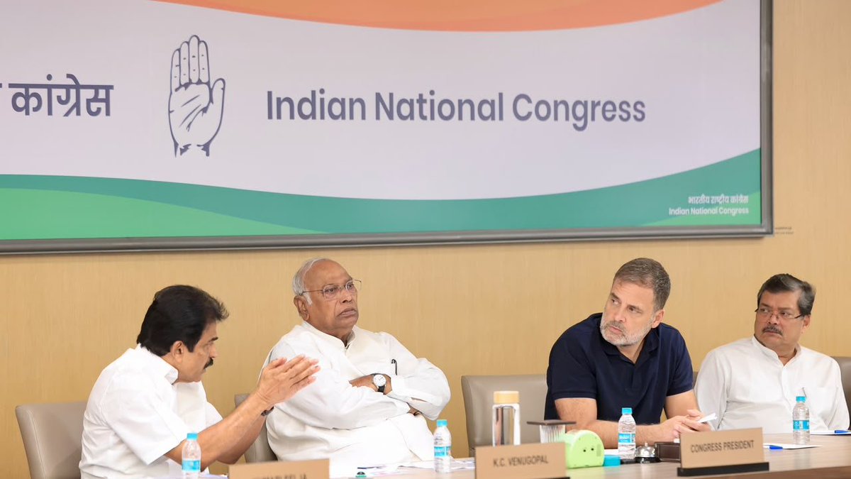 srinivasiyc's tweet photo. गैरकानूनी तरीके से किसी नागरिक का वोट देने का अधिकार छीनना राष्ट्र-विरोधी कृत्य है।

ज्ञानेश कुमार ने BJP को फायदा पहुंचाने के लिए यह काम किया है। यह देशद्रोह है और इसमें शामिल हर व्यक्ति की जवाबदेही तय होनी चाहिए।

आज इंदिरा भवन में ‘वोट चोरी’ के मुद्दे पर कांग्रेस महासचिवों, प्रदेश प्रभारियों और प्रदेश अध्यक्षों की महत्वपूर्ण बैठक हुई।

बैठक में कांग्रेस अध्यक्ष श्री @kharge जी, नेता प्रतिपक्ष श्री @RahulGandhi जी और कांग्रेस संगठन म���ासचिव श्री @kcvenugopalmp जी उपस्थित रहे।

📍 नई दिल्ली