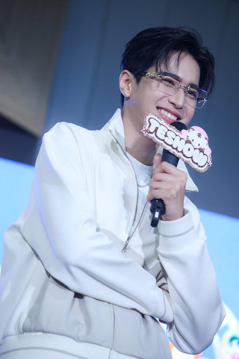 yourgraqe's tweet photo. ตาสวย ยิ้มหวาน แถมวันนี้มาในลุคใส่แว่น ทรงผมเปิดหน้าผากอีก ถูกต้องทุกอย่างเลย

TESHOWPING TINGTING ONE FAM
#GMMTVFANIVAL2026HappyFamilyxTP https://t.co/ycpHOVSCEp
