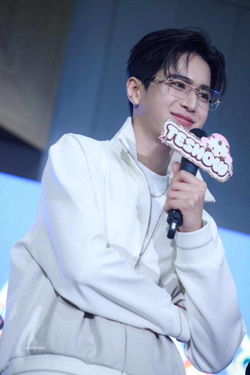 yourgraqe's tweet photo. ตาสวย ยิ้มหวาน แถมวันนี้มาในลุคใส่แว่น ทรงผมเปิดหน้าผากอีก ถูกต้องทุกอย่างเลย

TESHOWPING TINGTING ONE FAM
#GMMTVFANIVAL2026HappyFamilyxTP https://t.co/ycpHOVSCEp