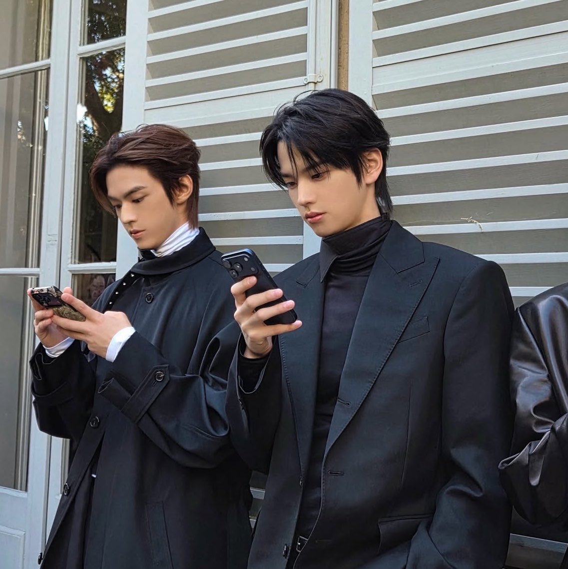 luvyudoz's tweet photo. i will never shut up whenever shinyu and dohoon have a pic of them together in their photodumps https://t.co/EdmLummR3m