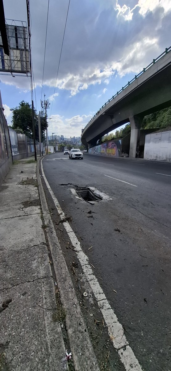 atilabarcenad's tweet photo. @ImagenTVMex  para alertar a los ciudadanos ya que mi auto quedo dañado al bajar de santa hacia paseo de la reforma en el primer carril y al salir de la curva antes del fraccionamiento lomas de santa fe. https://t.co/SZhmAy4k8A