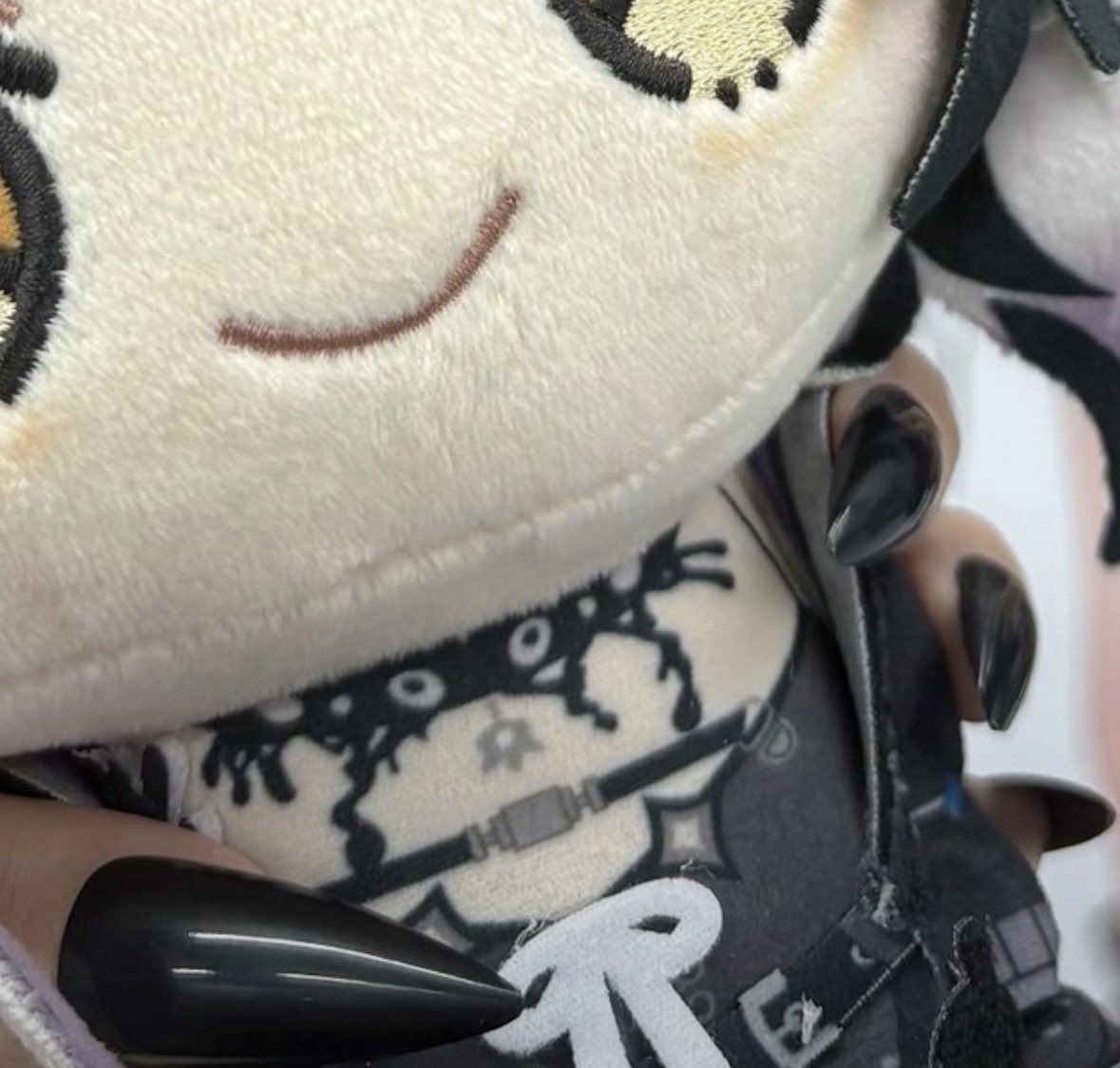shiorror's tweet photo. これで音ゲーすることを想像して💭
カチカチうるさいし左右の親指が大げんか笑 https://t.co/uITN7EChIX