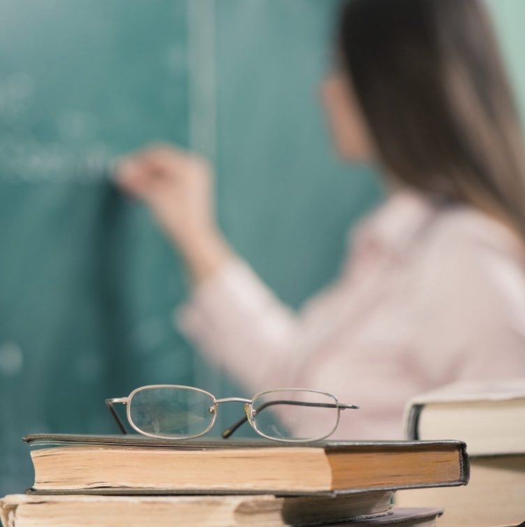 choquei's tweet photo. 🚨AGORA: Hoje é celebrado o Dia Mundial dos Professores.

A data foi criada pela UNESCO em 1994 para homenagear os profissionais que transformam a educação todos os dias. https://t.co/dqsI3MaRUo