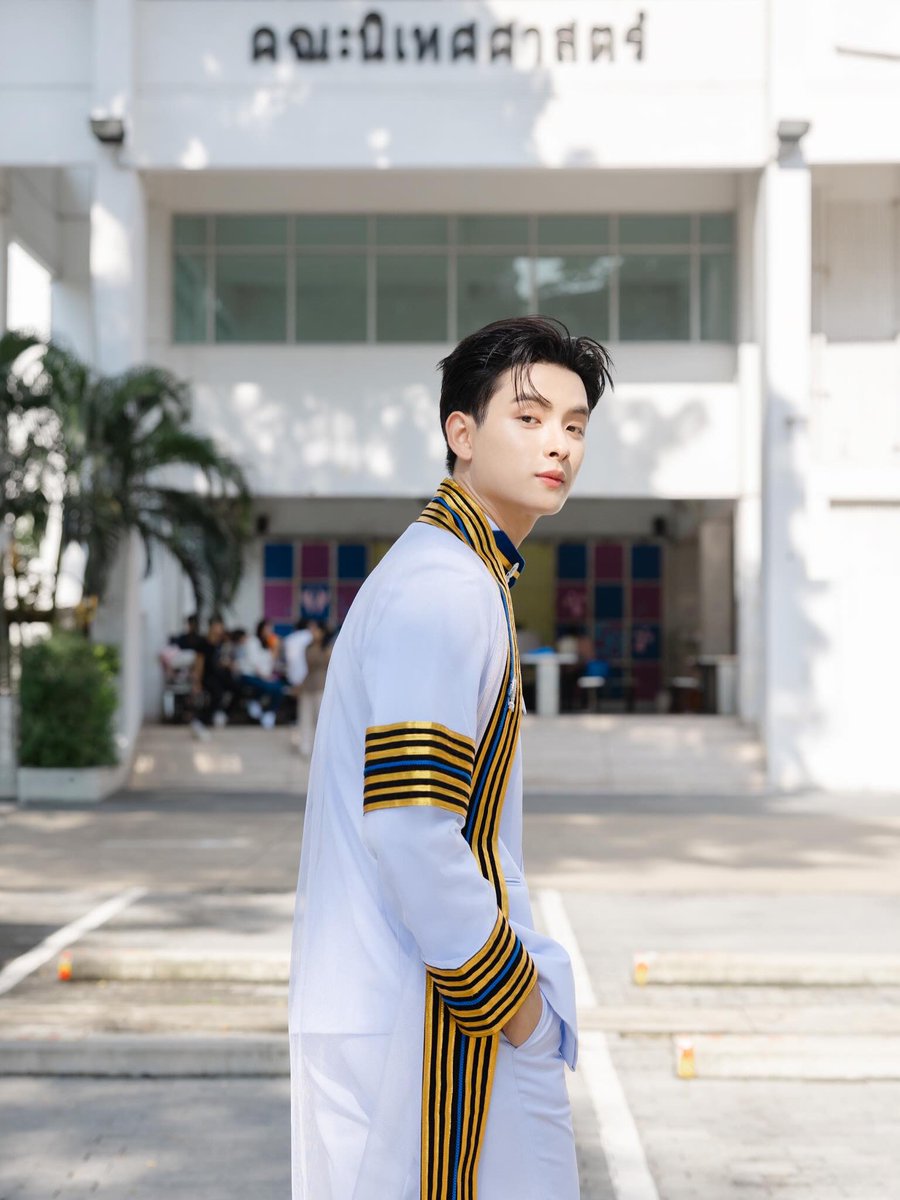 goodbyemy_b's tweet photo. ไม่เคยเห็นบัณฑิตที่หล่อขนาดนี้มาก่อน 🥹🎓✨

#KHUNPOL
#KHUNPOLGraduationDay https://t.co/EQbjbHIRIj