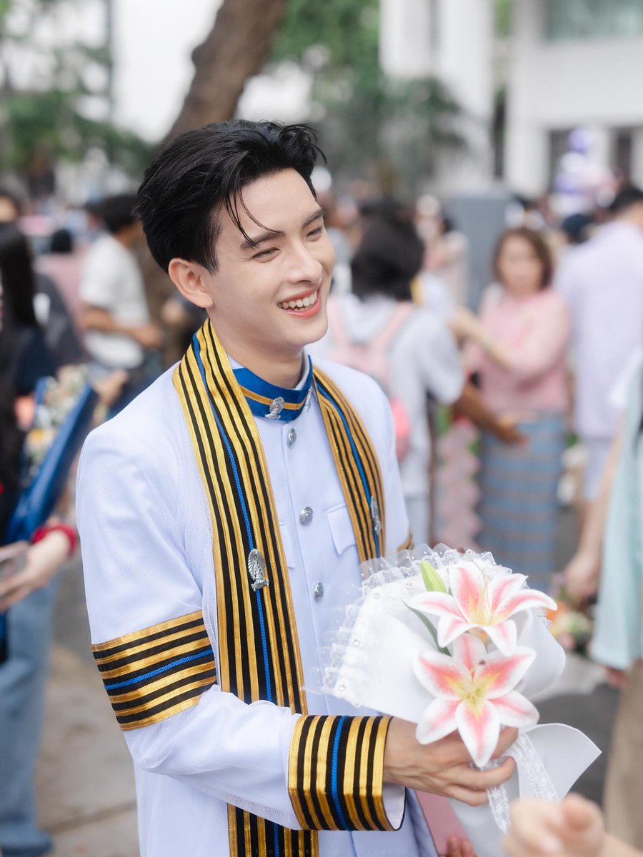 goodbyemy_b's tweet photo. ไม่เคยเห็นบัณฑิตที่หล่อขนาดนี้มาก่อน 🥹🎓✨

#KHUNPOL
#KHUNPOLGraduationDay https://t.co/EQbjbHIRIj