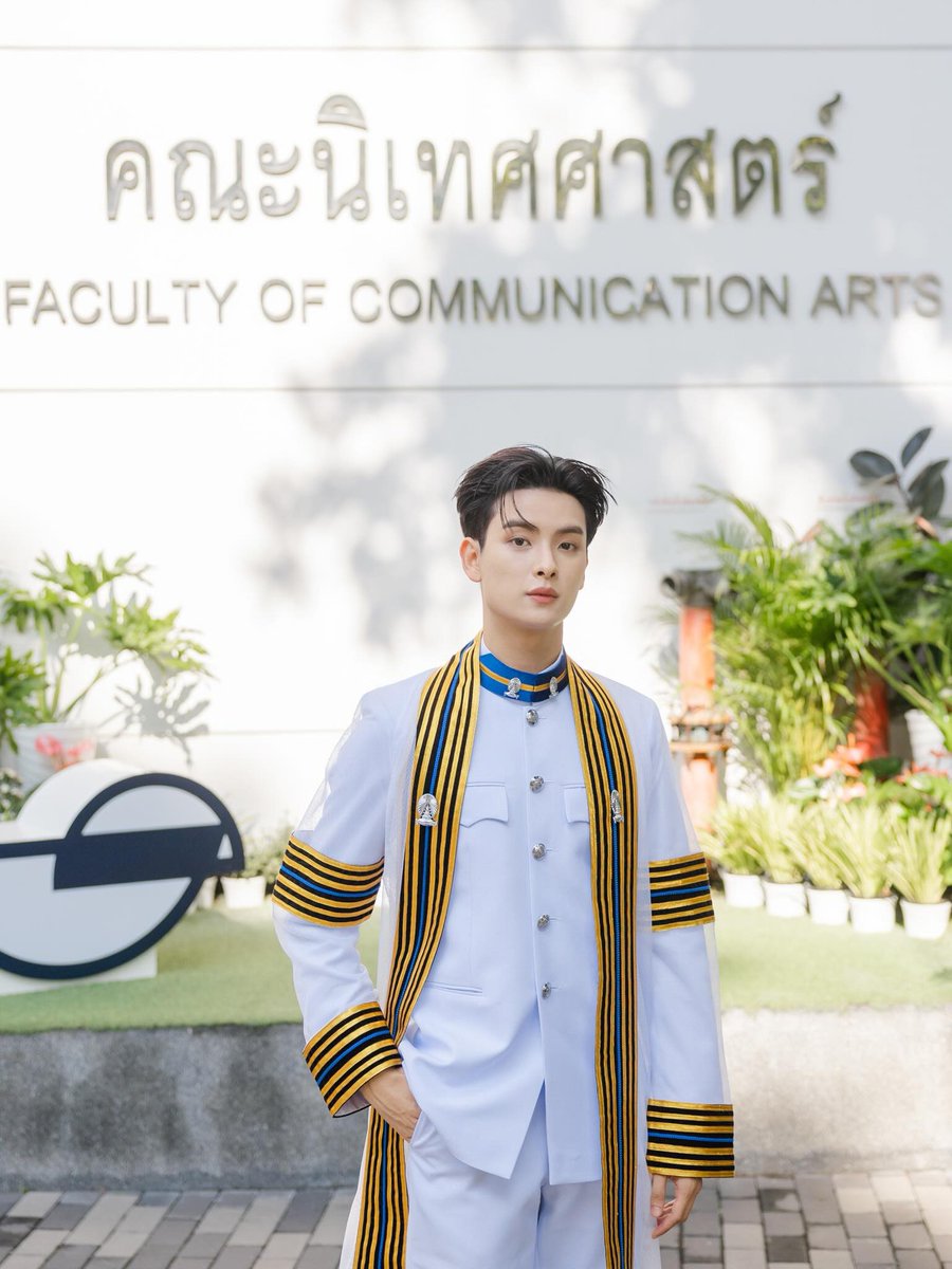 goodbyemy_b's tweet photo. ไม่เคยเห็นบัณฑิตที่หล่อขนาดนี้มาก่อน 🥹🎓✨

#KHUNPOL
#KHUNPOLGraduationDay https://t.co/EQbjbHIRIj