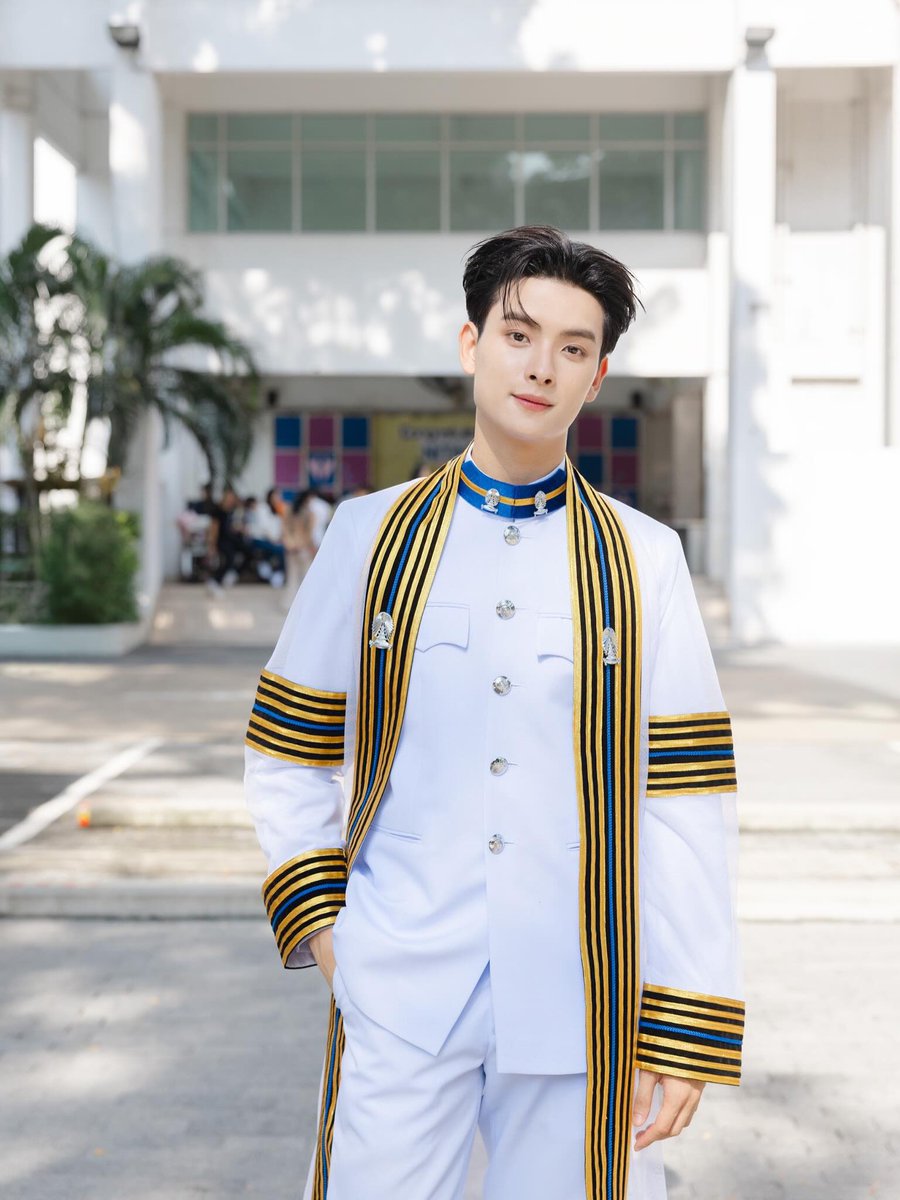 goodbyemy_b's tweet photo. ไม่เคยเห็นบัณฑิตที่หล่อขนาดนี้มาก่อน 🥹🎓✨

#KHUNPOL
#KHUNPOLGraduationDay https://t.co/EQbjbHIRIj