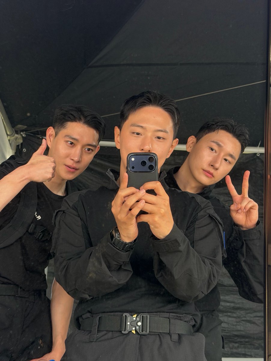 ScentLike_Laven's tweet photo. 261005 동혁 님 인스타 #창균 #IM

모자 쓴거 완전 주디 아님 ?? 귀여워 ㅠ🩷
불꽃놀이 보는 동글동글 뒷통수 봐 ,, 🥹 https://t.co/TFzdDN2OSm