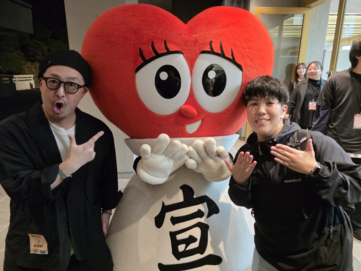 RIPSLYME5's tweet photo. 超とき宣ツアー2026 ご招待いただき日本武道館で観てきました。

序盤、ひとちゃんが足を痛めてステージを離れた。
残った4人は 互いにフォローしながら繋いだ。

そして 裏から聞こえてきた歌声。
ひとちゃんだと気づいた4人は、歌うはずだったパートを歌わず、その歌声に任せた。

幕間VTRのあと、衣装を替えた5人が戻ってきた。
温かい拍手と大歓声の中
一度は椅子が出た。
それでも、足を引きずりながら堂々と立つひとちゃん。

戻って最初の曲が「STAR」
MCでひとちゃんは泣いた顔で笑って言った。
「大事な日にドジってしまいました！」

あの瞬間に立ち会えたことを、ずっと覚えていたい。

#超とき宣ツアー2026 #超とき宣