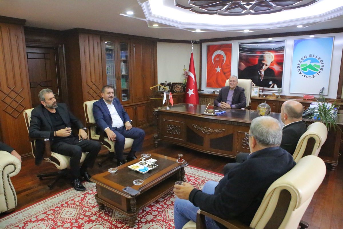 EnverAtagun's tweet photo. Ardeşen Ticaret ve Sanayi Odası Başkan Adayı Atilla Kulaber ve yönetim kurulu ekibini belediyemizde

Başkan adayı Atilla Kulaber’e ve ekibine bu süreçte başarılar diliyor,çalışmalarının Ardeşen’imiz için hayırlı olmasını temenni ediyoruz. https://t.co/Lpn2pKxsc4