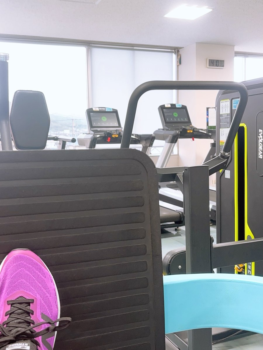 RicardoAndAlexa's tweet photo. Fueled by ’90s hard rock, I joined a 24-hour gym to shake off the typhoon weather blues and long work hours. https://t.co/qttCxk3zYR