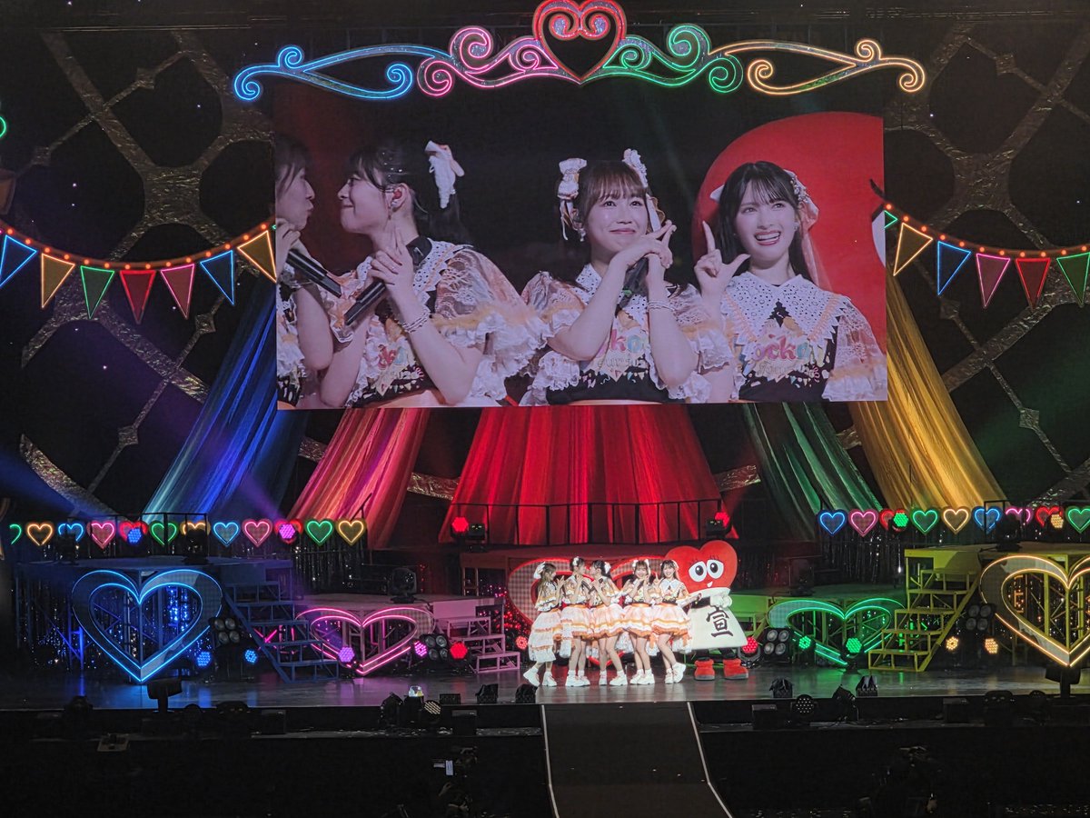 RIPSLYME5's tweet photo. 超とき宣ツアー2026 ご招待いただき日本武道館で観てきました。

序盤、ひとちゃんが足を痛めてステージを離れた。
残った4人は 互いにフォローしながら繋いだ。

そして 裏から聞こえてきた歌声。
ひとちゃんだと気づいた4人は、歌うはずだったパートを歌わず、その歌声に任せた。

幕間VTRのあと、衣装を替えた5人が戻ってきた。
温かい拍手と大歓声の中
一度は椅子が出た。
それでも、足を引きずりながら堂々と立つひとちゃん。

戻って最初の曲が「STAR」
MCでひとちゃんは泣いた顔で笑って言った。
「大事な日にドジってしまいました！」

あの瞬間に立ち会えたことを、ずっと覚えていたい。

#超とき宣ツアー2026 #超とき宣