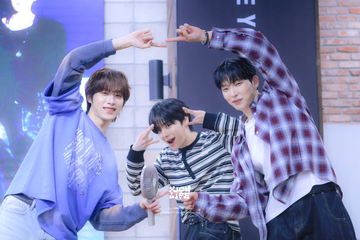 XIONLIFE_110's tweet photo. 261005 #손동주

신선즈 유닛포즈 해달라니까 이런 거 해줌

#oneus #xion #원어스 #시온 #서호 #환웅 https://t.co/5xVj8nxwra