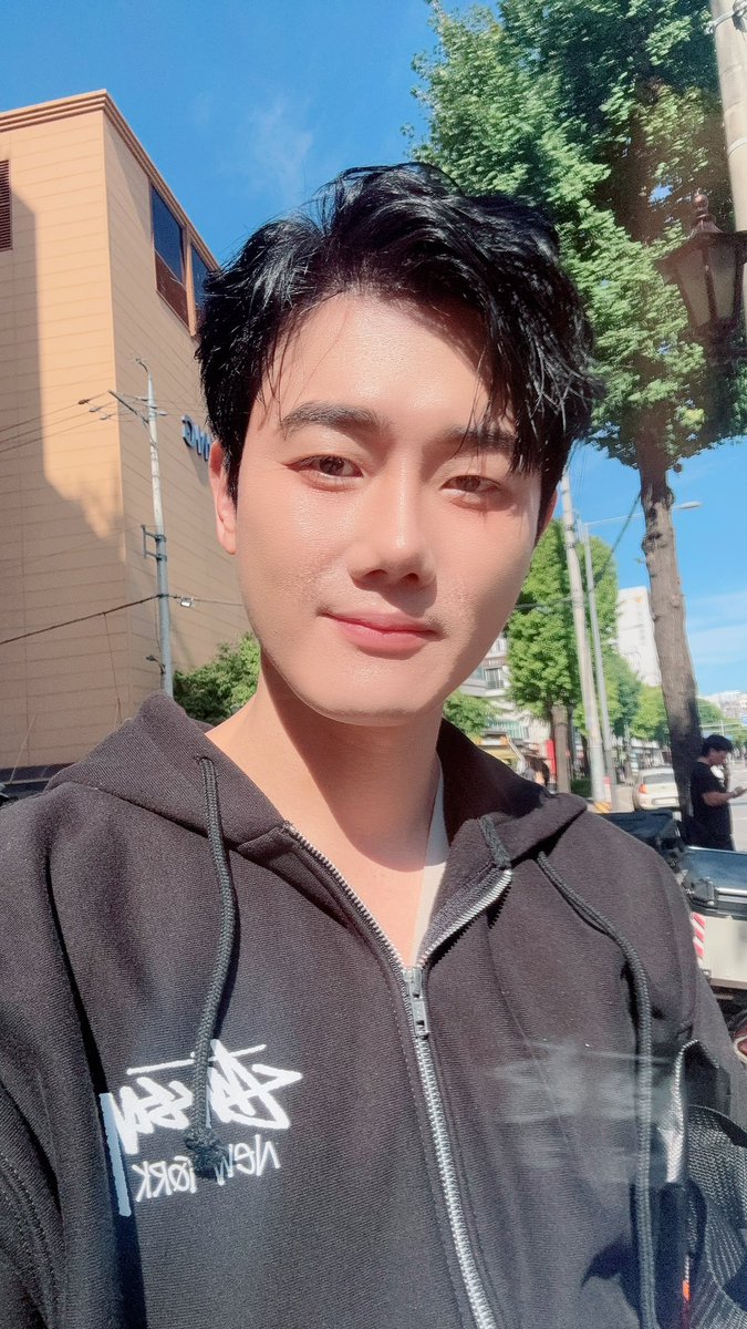 ysh0619's tweet photo. 오늘 저보다도 더 19주년이라고 
축하해주신 모든분들 감사해요,,
그냥 하는 이야기가 아니라 부족할때도
부족한 작품일때도 그럼에도 응원해주시고
힘을 주셔서 생각이 많아지는 하루였어요. 
앞으로 얼마나 더 배우를 할수 있을지
모르겠지만 연기든 노래든 정진해볼게요. 
그리고 진짜로 고마워요💙 https://t.co/6mYkdbdfsK