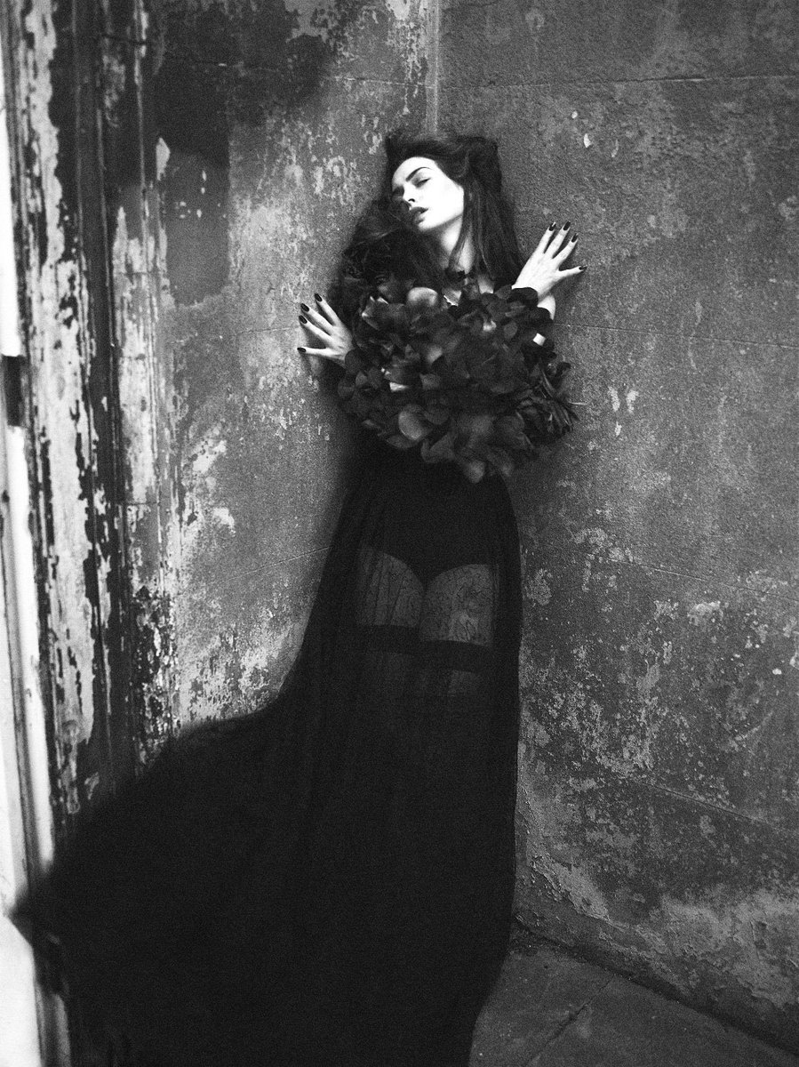 bloodstorming's tweet photo. anne hathaway ‘11 https://t.co/pVb1iKREGc