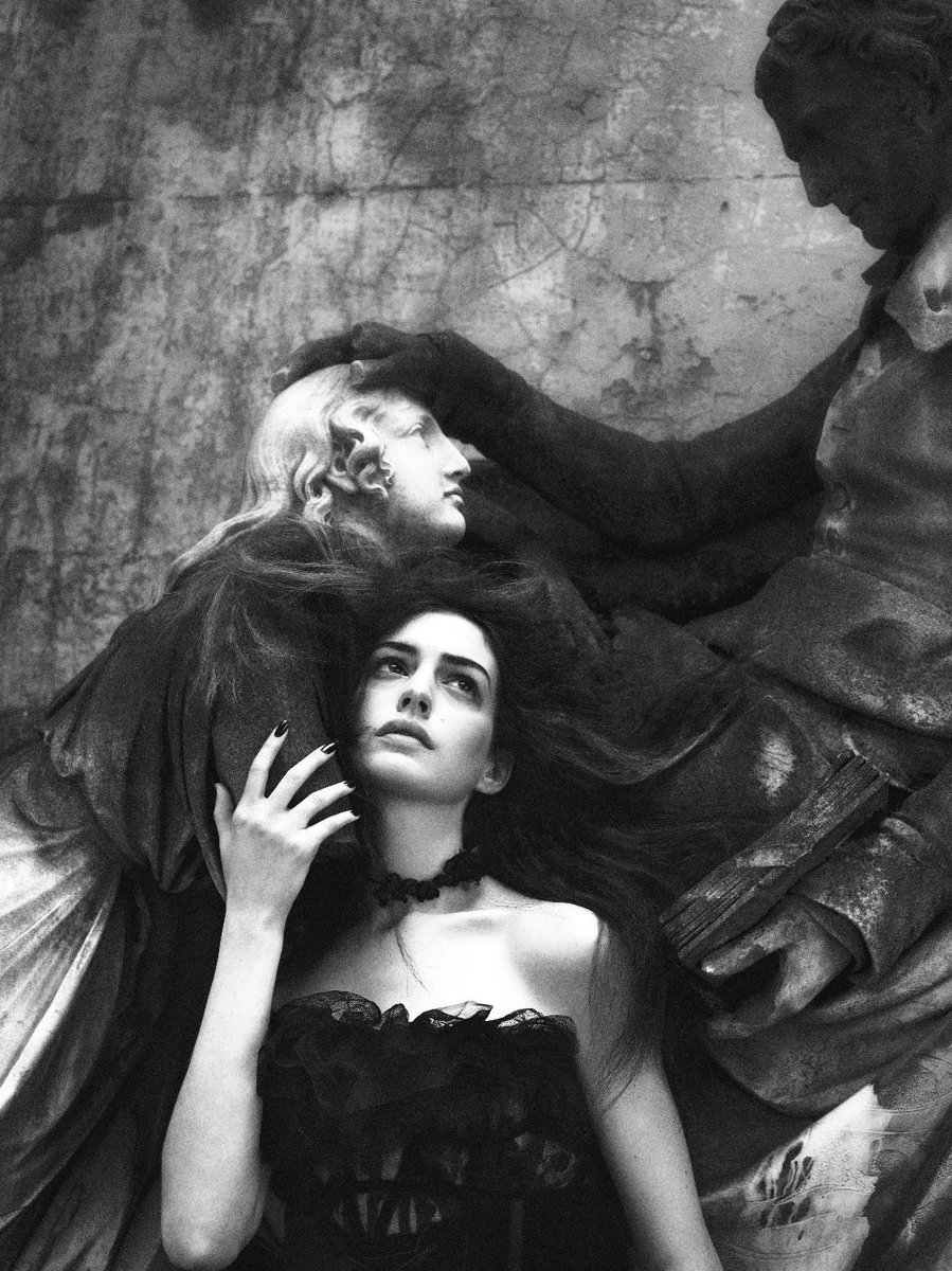 bloodstorming's tweet photo. anne hathaway ‘11 https://t.co/pVb1iKREGc