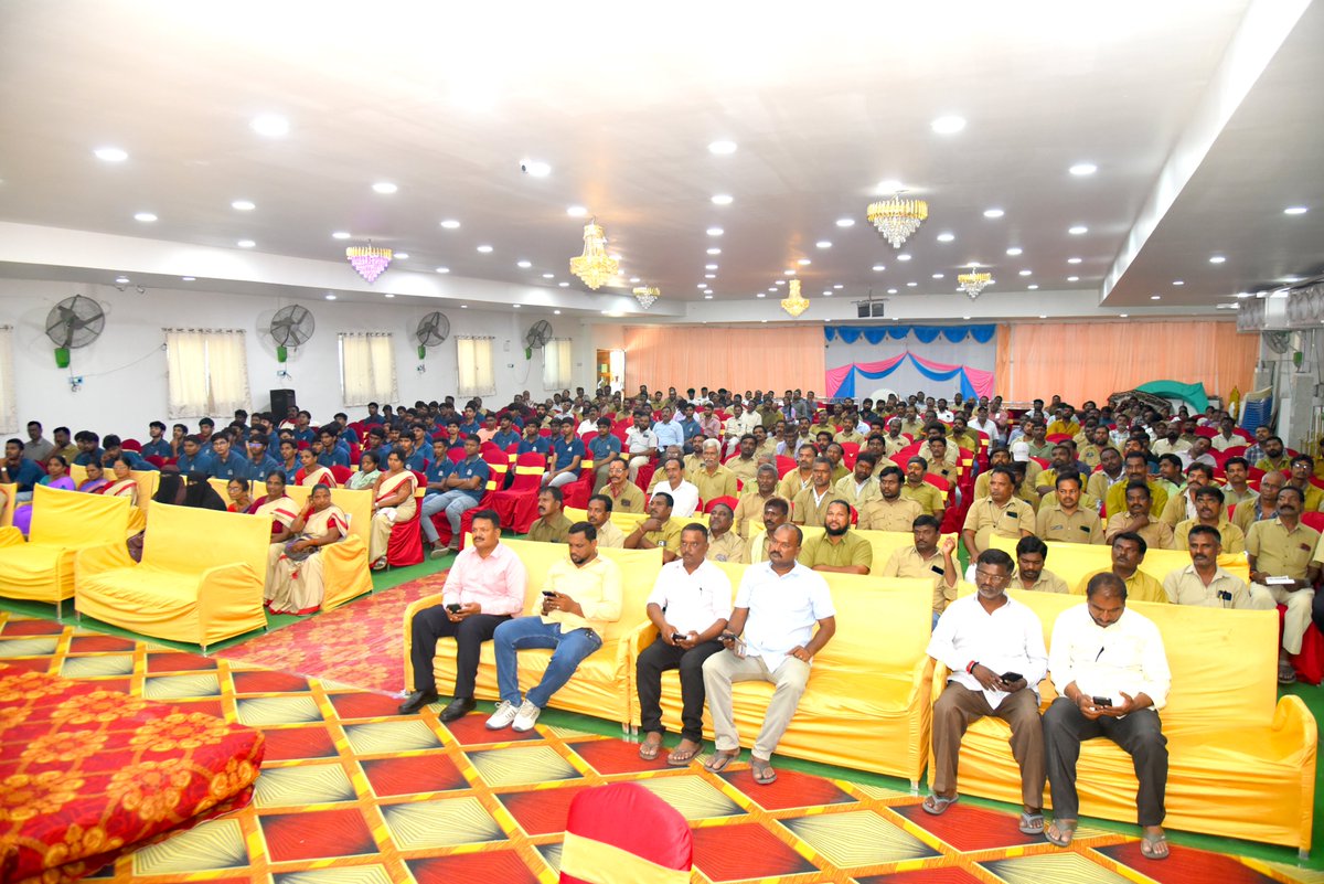 warangalpolice's tweet photo. ప్రయాణికుల భద్రతే పోలీసుల ప్రధాన లక్ష్యం మరియు ప్రతి పౌరుడి భాద్యత -వరంగల్ పోలీస్ కమిషనర్ ఎన్.శ్వేత, IPS.

ఆటో మరియు క్యాబ్ వాహనాలకు “అభయ–మై ట్యాక్సీ సేఫ్” యాప్ ను ప్రారంబించిన వరంగల్ పోలీస్ కమిషనర్.

--“అభయ–మై ట్యాక్సీ సేఫ్” స్టిక్కర్లను ప్రతి ఆటో మరియు టాక్సీ డ్రైవర్లు తప్పనిసరిగా అంటించుకోవాలి.
-- స్టిక్కర్ ను చూడగానే ప్రయాణికులకు నమ్మకం కలుగుతుంది.

మహిళలు, ప్రయాణికుల భద్రతకు మరింత భర��సా కల్పించే లక్ష్యంత�� , రూపొందించిన “అభయ–మై ట్యాక్సీ సేఫ్” యాప్ ను వరంగల్ పోలీస్ కమిషనర్ ఎన్.శ్వేత, IPS ప్రారంబించారు.

ఈ సందర్బంగా కమిషనర్ గారు మాట్లాడుతూ-రానున్న రోజుల్లో ప్రయాణికులు “అభయ–మై ట్యాక్సీ సేఫ్” స్టిక్కర్లు అంటించి ఉన్న టాక్సీ వాహణాల్లో మాత్రమే ప్రయాణిస్తారని తెలిపారు. “అభయ–మై ట్యాక్సీ సేఫ్” స్టిక్కర్లను ప్రతి ఆటో మరియు టాక్సీ డ్రైవర్లు తప్పనిసరిగా అంటించుకోవాలని, టాక్సీ పైన ఉన్న స్ట���క్కర్ ను చూడగానే ప్రయాణికులకు నమ్మకం కలుగుతుందని, ఇందుకోసం ప్రతి ఆటో మరియు క్యాబ్ యజమానులు వారి టాక్సీ వివరాలను “అభయ–మై ట్యాక్సీ సేఫ్” యాప్ లో నమోదు చేసుకొని, సమీప ట్రాఫిక్ పోలీస్ స్టేషన్ లో సంప్రదించి, స్టిక్కర్ లను పొంది, వారి టాక్సీ వాహనాలకి అంటించుకోవాలని తెలిపారు.

ట్యాక్సీ డ్రైవర్లు ప్రయాణికులతో మర్యాదపూర్వకంగా వ్యవహరిస్తూ, మహిళల భద్రతకు అత్యంత ప్రాధాన్యత ఇవ్వాలని సూ���ించారు. ప్రయాణికుల భద్రతే పోలీసుల ప్రధాన లక్ష్యం అని తెలిపారు. ఈ సందర్భంగా ట్యాక్సీ డ్రైవర్లకు యాప్ వినియోగం, ప్రయాణికుల భద్రతకు సంబంధించిన అంశాలపై అవగాహన కల్పించారు. ట్యాక్సీ వాహనాల్లో ప్రయాణించే మహిళలు, ఇతర ప్రయాణికులు కూడా “అభయ–మై ట్యాక్సీ సేఫ్” యాప్‌ను సద్వినియోగం చేసుకోవాలని సూచించారు. ట్యాక్సీ వాహనాలపై ఏర్పాటు చేసిన స్టిక్కర్ల ద్వారా ప్రయాణికులకు యాప్‌పై అవగాహన కల్���ించడంతో పాటు, అత్యవసర పరిస్థితుల్లో అందుబాటులో ఉన్న భద్రతా సదుపాయాలను వినియోగించుకునేలా ప్రోత్సహించనున్నారు. అలాగే నాటక ప్రదర్శన ద్వారా పోలీసు కళాబృందం వారు ట్రాఫిక్ అవగాహన కార్యక్రమం నిర్వహించారు.

ఈ కార్యక్రమంలో సెంట్రల్ జోన్ డీసీపీ ధార కవిత, అడిషనల్ డీసీపీ (అడ్మినిస్ట్రేషన్) రాయల ప్రభాకర్ రావు, ట్రాఫిక్ ఏసీపీ టి.సత్యనారాయణ, ట్రాఫిక్ ఇన్స్పెక్టర్ లు సుజాత, వెంకన్న, ట్రాఫిక్ సిబ్బంది, టాక్సీ డ్రైవరు లు, మహిళలు, మరియ��� విద్యార్థులు పాల్గొన్నారు.
@TelanganaDGP @TelanganaCOPs