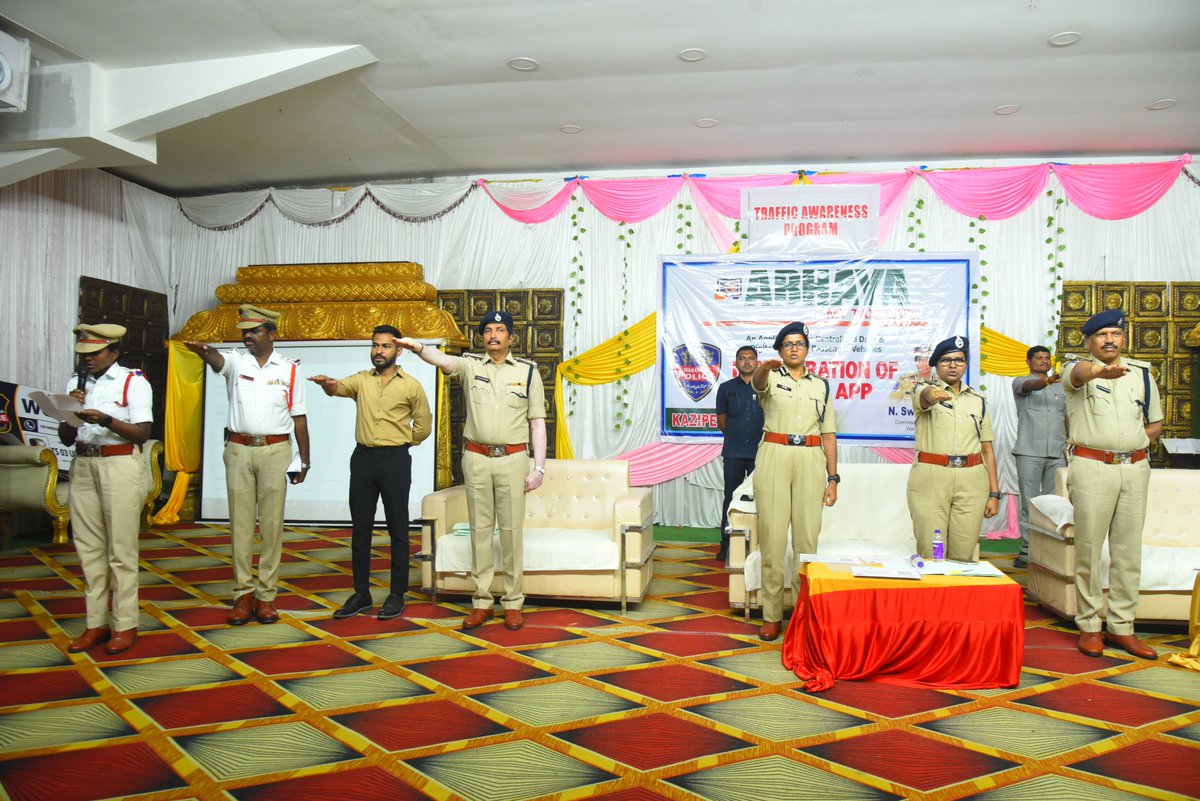 warangalpolice's tweet photo. ప్రయాణికుల భద్రతే పోలీసుల ప్రధాన లక్ష్యం మరియు ప్రతి పౌరుడి భాద్యత -వరంగల్ పోలీస్ కమిషనర్ ఎన్.శ్వేత, IPS.

ఆటో మరియు క్యాబ్ వాహనాలకు “అభయ–మై ట్యాక్సీ సేఫ్” యాప్ ను ప్రారంబించిన వరంగల్ పోలీస్ కమిషనర్.

--“అభయ–మై ట్యాక్సీ సేఫ్” స్టిక్కర్లను ప్రతి ఆటో మరియు టాక్సీ డ్రైవర్లు తప్పనిసరిగా అంటించుకోవాలి.
-- స్టిక్కర్ ను చూడగానే ప్రయాణికులకు నమ్మకం కలుగుతుంది.

మహిళలు, ప్రయాణికుల భద్రతకు మరింత భర��సా కల్పించే లక్ష్యంత�� , రూపొందించిన “అభయ–మై ట్యాక్సీ సేఫ్” యాప్ ను వరంగల్ పోలీస్ కమిషనర్ ఎన్.శ్వేత, IPS ప్రారంబించారు.

ఈ సందర్బంగా కమిషనర్ గారు మాట్లాడుతూ-రానున్న రోజుల్లో ప్రయాణికులు “అభయ–మై ట్యాక్సీ సేఫ్” స్టిక్కర్లు అంటించి ఉన్న టాక్సీ వాహణాల్లో మాత్రమే ప్రయాణిస్తారని తెలిపారు. “అభయ–మై ట్యాక్సీ సేఫ్” స్టిక్కర్లను ప్రతి ఆటో మరియు టాక్సీ డ్రైవర్లు తప్పనిసరిగా అంటించుకోవాలని, టాక్సీ పైన ఉన్న స్ట���క్కర్ ను చూడగానే ప్రయాణికులకు నమ్మకం కలుగుతుందని, ఇందుకోసం ప్రతి ఆటో మరియు క్యాబ్ యజమానులు వారి టాక్సీ వివరాలను “అభయ–మై ట్యాక్సీ సేఫ్” యాప్ లో నమోదు చేసుకొని, సమీప ట్రాఫిక్ పోలీస్ స్టేషన్ లో సంప్రదించి, స్టిక్కర్ లను పొంది, వారి టాక్సీ వాహనాలకి అంటించుకోవాలని తెలిపారు.

ట్యాక్సీ డ్రైవర్లు ప్రయాణికులతో మర్యాదపూర్వకంగా వ్యవహరిస్తూ, మహిళల భద్రతకు అత్యంత ప్రాధాన్యత ఇవ్వాలని సూ���ించారు. ప్రయాణికుల భద్రతే పోలీసుల ప్రధాన లక్ష్యం అని తెలిపారు. ఈ సందర్భంగా ట్యాక్సీ డ్రైవర్లకు యాప్ వినియోగం, ప్రయాణికుల భద్రతకు సంబంధించిన అంశాలపై అవగాహన కల్పించారు. ట్యాక్సీ వాహనాల్లో ప్రయాణించే మహిళలు, ఇతర ప్రయాణికులు కూడా “అభయ–మై ట్యాక్సీ సేఫ్” యాప్‌ను సద్వినియోగం చేసుకోవాలని సూచించారు. ట్యాక్సీ వాహనాలపై ఏర్పాటు చేసిన స్టిక్కర్ల ద్వారా ప్రయాణికులకు యాప్‌పై అవగాహన కల్���ించడంతో పాటు, అత్యవసర పరిస్థితుల్లో అందుబాటులో ఉన్న భద్రతా సదుపాయాలను వినియోగించుకునేలా ప్రోత్సహించనున్నారు. అలాగే నాటక ప్రదర్శన ద్వారా పోలీసు కళాబృందం వారు ట్రాఫిక్ అవగాహన కార్యక్రమం నిర్వహించారు.

ఈ కార్యక్రమంలో సెంట్రల్ జోన్ డీసీపీ ధార కవిత, అడిషనల్ డీసీపీ (అడ్మినిస్ట్రేషన్) రాయల ప్రభాకర్ రావు, ట్రాఫిక్ ఏసీపీ టి.సత్యనారాయణ, ట్రాఫిక్ ఇన్స్పెక్టర్ లు సుజాత, వెంకన్న, ట్రాఫిక్ సిబ్బంది, టాక్సీ డ్రైవరు లు, మహిళలు, మరియ��� విద్యార్థులు పాల్గొన్నారు.
@TelanganaDGP @TelanganaCOPs