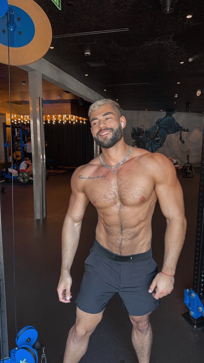 MykhailoMusic's tweet photo. Being fit is not only to look hot shirtless but also it teaches you discipline, following the routine and still keep going no matter what😌 https://t.co/DrLH6l6UXB