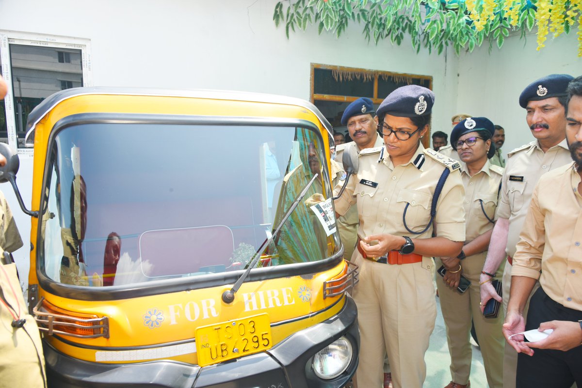 warangalpolice's tweet photo. ప్రయాణికుల భద్రతే పోలీసుల ప్రధాన లక్ష్యం మరియు ప్రతి పౌరుడి భాద్యత -వరంగల్ పోలీస్ కమిషనర్ ఎన్.శ్వేత, IPS.

ఆటో మరియు క్యాబ్ వాహనాలకు “అభయ–మై ట్యాక్సీ సేఫ్” యాప్ ను ప్రారంబించిన వరంగల్ పోలీస్ కమిషనర్.

--“అభయ–మై ట్యాక్సీ సేఫ్” స్టిక్కర్లను ప్రతి ఆటో మరియు టాక్సీ డ్రైవర్లు తప్పనిసరిగా అంటించుకోవాలి.
-- స్టిక్కర్ ను చూడగానే ప్రయాణికులకు నమ్మకం కలుగుతుంది.

మహిళలు, ప్రయాణికుల భద్రతకు మరింత భర��సా కల్పించే లక్ష్యంత�� , రూపొందించిన “అభయ–మై ట్యాక్సీ సేఫ్” యాప్ ను వరంగల్ పోలీస్ కమిషనర్ ఎన్.శ్వేత, IPS ప్రారంబించారు.

ఈ సందర్బంగా కమిషనర్ గారు మాట్లాడుతూ-రానున్న రోజుల్లో ప్రయాణికులు “అభయ–మై ట్యాక్సీ సేఫ్” స్టిక్కర్లు అంటించి ఉన్న టాక్సీ వాహణాల్లో మాత్రమే ప్రయాణిస్తారని తెలిపారు. “అభయ–మై ట్యాక్సీ సేఫ్” స్టిక్కర్లను ప్రతి ఆటో మరియు టాక్సీ డ్రైవర్లు తప్పనిసరిగా అంటించుకోవాలని, టాక్సీ పైన ఉన్న స్ట���క్కర్ ను చూడగానే ప్రయాణికులకు నమ్మకం కలుగుతుందని, ఇందుకోసం ప్రతి ఆటో మరియు క్యాబ్ యజమానులు వారి టాక్సీ వివరాలను “అభయ–మై ట్యాక్సీ సేఫ్” యాప్ లో నమోదు చేసుకొని, సమీప ట్రాఫిక్ పోలీస్ స్టేషన్ లో సంప్రదించి, స్టిక్కర్ లను పొంది, వారి టాక్సీ వాహనాలకి అంటించుకోవాలని తెలిపారు.

ట్యాక్సీ డ్రైవర్లు ప్రయాణికులతో మర్యాదపూర్వకంగా వ్యవహరిస్తూ, మహిళల భద్రతకు అత్యంత ప్రాధాన్యత ఇవ్వాలని సూ���ించారు. ప్రయాణికుల భద్రతే పోలీసుల ప్రధాన లక్ష్యం అని తెలిపారు. ఈ సందర్భంగా ట్యాక్సీ డ్రైవర్లకు యాప్ వినియోగం, ప్రయాణికుల భద్రతకు సంబంధించిన అంశాలపై అవగాహన కల్పించారు. ట్యాక్సీ వాహనాల్లో ప్రయాణించే మహిళలు, ఇతర ప్రయాణికులు కూడా “అభయ–మై ట్యాక్సీ సేఫ్” యాప్‌ను సద్వినియోగం చేసుకోవాలని సూచించారు. ట్యాక్సీ వాహనాలపై ఏర్పాటు చేసిన స్టిక్కర్ల ద్వారా ప్రయాణికులకు యాప్‌పై అవగాహన కల్���ించడంతో పాటు, అత్యవసర పరిస్థితుల్లో అందుబాటులో ఉన్న భద్రతా సదుపాయాలను వినియోగించుకునేలా ప్రోత్సహించనున్నారు. అలాగే నాటక ప్రదర్శన ద్వారా పోలీసు కళాబృందం వారు ట్రాఫిక్ అవగాహన కార్యక్రమం నిర్వహించారు.

ఈ కార్యక్రమంలో సెంట్రల్ జోన్ డీసీపీ ధార కవిత, అడిషనల్ డీసీపీ (అడ్మినిస్ట్రేషన్) రాయల ప్రభాకర్ రావు, ట్రాఫిక్ ఏసీపీ టి.సత్యనారాయణ, ట్రాఫిక్ ఇన్స్పెక్టర్ లు సుజాత, వెంకన్న, ట్రాఫిక్ సిబ్బంది, టాక్సీ డ్రైవరు లు, మహిళలు, మరియ��� విద్యార్థులు పాల్గొన్నారు.
@TelanganaDGP @TelanganaCOPs