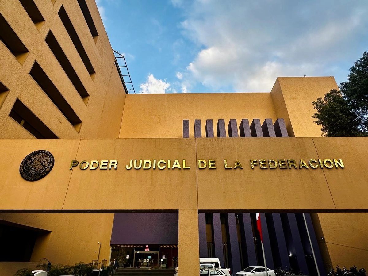 PjfSecretario's tweet photo. 🚨El “nuevo” PJF
Sobre @jaquelinecruzan, secretaria ejecutiva en @OAJ_Mex, se reportan jornadas de más de 13 horas, sin horarios adecuados para comer, cargas excesivas de trabajo y posibles actos de nepotismo, pues su esposo laboraría en el área de la que ella es titular.
🫠 https://t.co/s0lRTUOuvQ