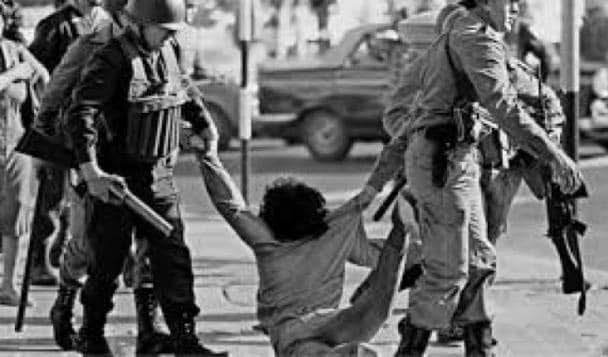 RadioUmbral's tweet photo. 5 de octubre 1973 son detenidos en la población José María Caro, durante el transcurso de un allanamiento efectuado por militares,

-Manuel Fernando CANTO GUTIERREZ, 18 años, comerciante.

-Sergio Fernando FERNANDEZ PAVEZ, 18 años, cargador de la Vega Central. https://t.co/B8Rh3e9s2I